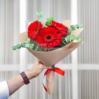 Букет из 3 красных гербер с эвкалиптом