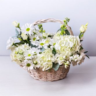 Корзина белых гортензий, хризантем и эустом
