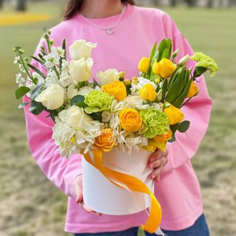 Яркая коробка роз, гвоздик и маттиол