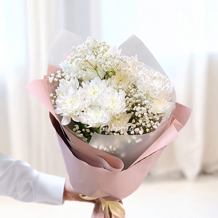 Букет из белых хризантем с гипсофилой (крупный план)