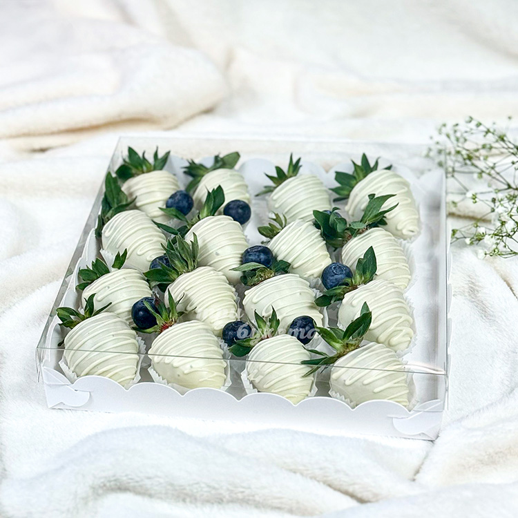 Коробка из 16 клубник в белом шоколаде (закрытая)