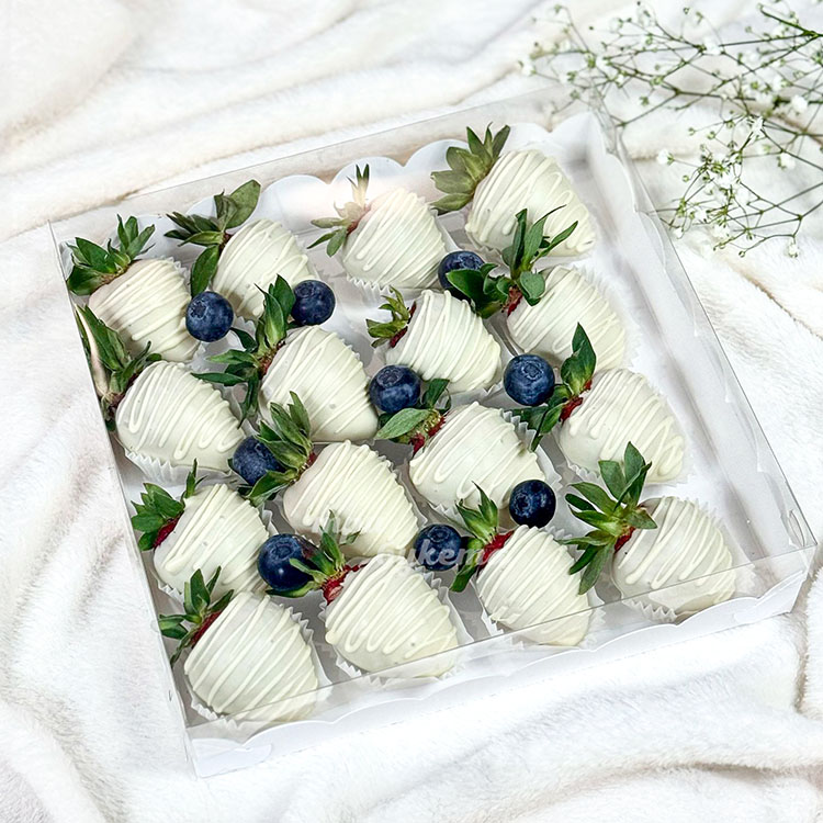 Коробка из 16 клубник в белом шоколаде